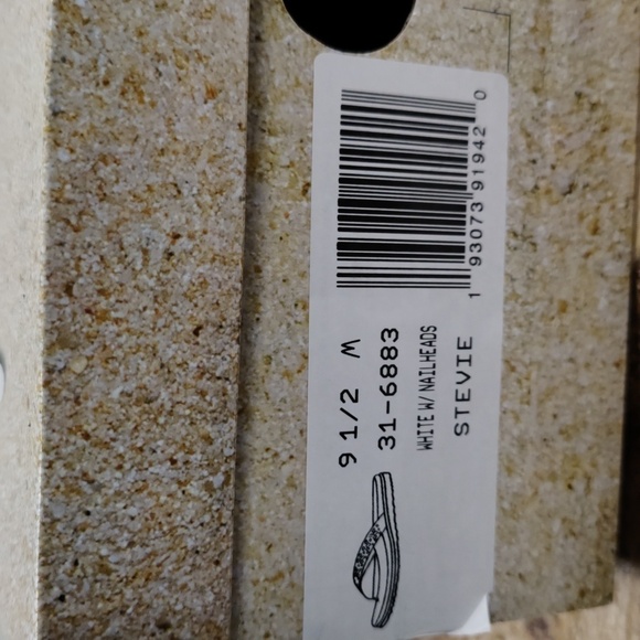 Easy Street Stevie Sandals, White w/Metallic Nailheads Size 9.5 - Picture 10 of 10